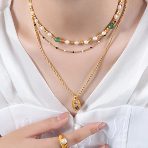 Collana a strati in acciaio al titanio stile francese con perle d'acqua dolce e pietre verdi