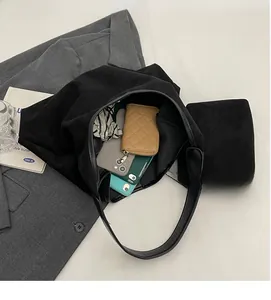 Vue détaillée de la grande capacité intérieure du sac seau noir en daim pour femme