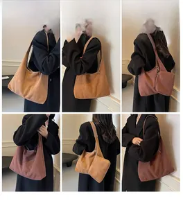 Vue macro du sac fourre-tout vintage en daim avec pochette assortie et bandoulière
