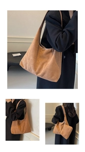 Détail du grand sac cabas vintage en daim marron avec sa pochette de rangement assortie