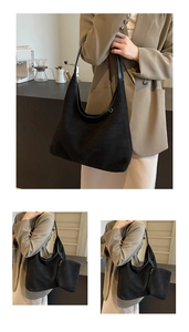 Détail du sac cabas en daim noir avec bandoulière en cuir et petite pochette assortie