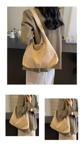 Détail du grand sac porté épaule en daim beige avec bandoulière large pour l'automne
