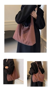 Détail d'un grand sac cabas en daim marron rouge avec bandoulière et pochette assortie