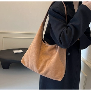 Sac hobo en similicuir suédé marron porté épaule montrant sa grande capacité