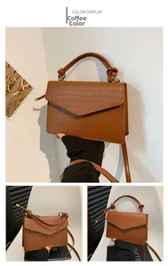 Details der kaffeebraunen Handtasche mit Kroko-Prägung und elegantem geknotetem Griff