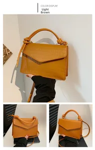 Detail der hellbraunen Krokodilmuster Handtasche mit Knotengriff und Schultergurt