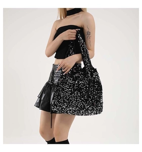 Détail de paillettes noires denses sur un grand sac cabas pour le travail quotidien