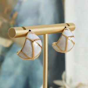 Boucles d'oreilles créoles dorées rétro avec émail marbré sur support élégant