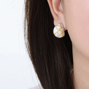Boucles d'oreilles rétro en émail et acier avec motifs géométriques dorés en demi-cercle