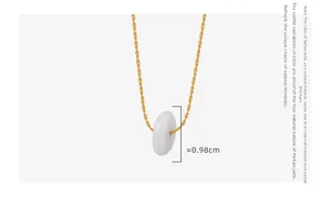 Détail du pendentif en jade Hetian de 0,98cm sur une chaîne minimaliste plaquée or 18k