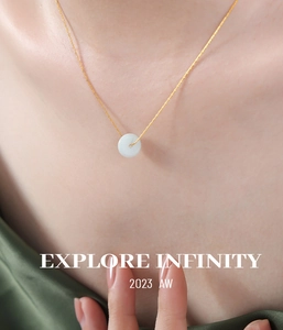 Gros plan du collier plaqué or élégant avec pendentif en jade vert translucide sur le cou