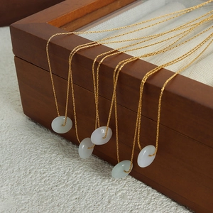 Colliers élégants en acier titane plaqué or 18 carats avec pendentifs en jade Hetian