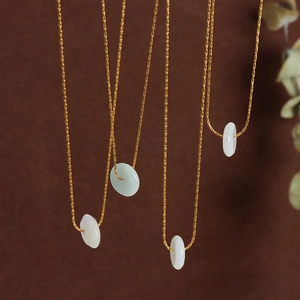 Collier élégant en acier titane doré avec pendentif en jade Hetian blanc
