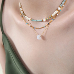 Collier à trois rangs avec pendentif en jade Hetian, perles et perles colorées