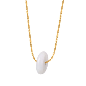 Collier élégant en titane plaqué or avec pendentif anneau en jade blanc et chaîne trombone