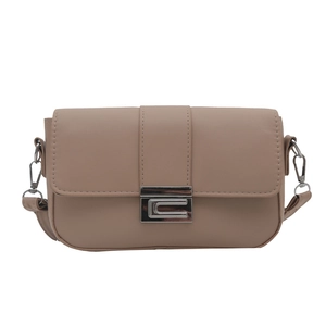Borsa a tracolla rettangolare in pelle opaca rosa con chiusura geometrica argentata