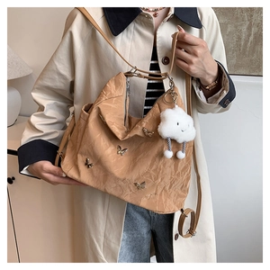 Sac bandoulière plissé kaki avec décoration papillon métallique et charme de nuage