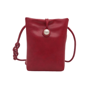 Sacoche rouge chic pour téléphone avec boucle en perle et bandoulière tressée