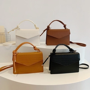 Minimalistische Handtaschen in Krokodilleder-Optik mit Knotengriff in vier Farben