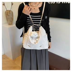 Détail du sac à bandoulière blanc avec papillon argenté et pendentif nuage en peluche