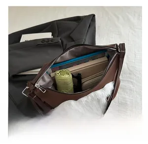 Vue détaillée d'un grand sac à bandoulière marron avec patch en fourrure en forme de chien