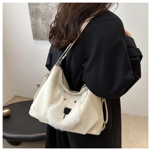 Détail du sac cabas en PU blanc cassé avec un mignon patch chien en peluche blanche