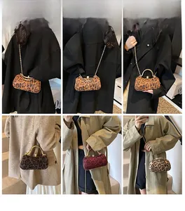 Détail de sac de soirée léopard avec bandoulière chaîne et fermoir perle élégant
