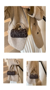 Détail du sac de soirée léopard avec poignée en métal doré et fermoir sphérique