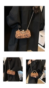 Détail du sac à main léopard avec poignée en métal doré et bandoulière chaîne