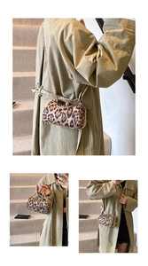 Détail de la pochette léopard avec chaîne dorée et fermoir bijou sur un manteau beige