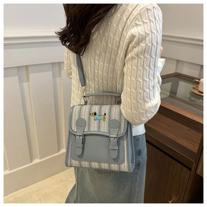 Mini sac à dos bleu clair avec broderie chiot et boucles métalliques argentées