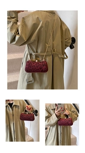 Détail du sac léopard bordeaux avec poignée dorée et fermoir élégant en perles