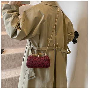 Modische Handtasche mit bordeauxfarbenem Leopardenmuster, Goldgriff und Kette im Streetstyle