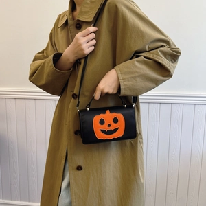 Κοντινό πλάνο τσάντας κολοκύθας Halloween από μαύρο δέρμα PU φορεμένη από μοντέλο