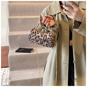 Nahaufnahme der Leoparden-Abendtasche mit Goldkette und glitzerndem Kristallverschluss