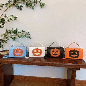 Τσάντες ώμου κολοκύθας Halloween σε μπλε, λευκό, μαύρο και πορτοκαλί χρώματα σε πάγκο
