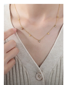 Collier en acier titane doré avec pendentifs triangles géométriques et zircons