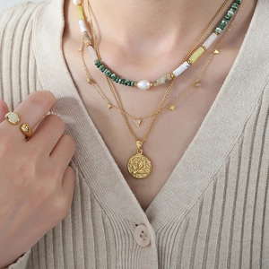 Collier doré multicouche avec pendentifs triangle en zircon et pièce sur mannequin