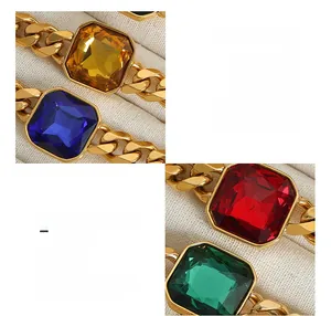 Dettaglio macro del bracciale cubano in acciaio titanio placcato oro 18K con cristalli colorati