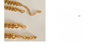 Dettaglio della catena cubana dorata con targhetta incisa K18 e pietre di zircone colorate