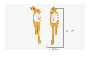 Detalle de pendientes de borla en oro de 18k con perlas blancas de 3,7 cm