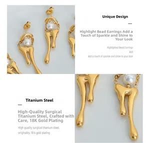 Dettaglio di orecchini in titanio placcati oro 18K con design in metallo liquido