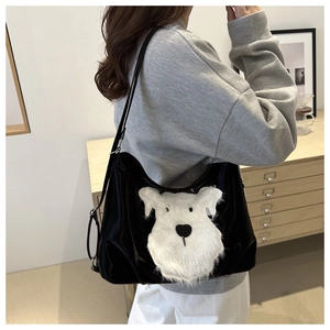 Détail de la broderie peluche chien sur un sac cabas noir brillant très élégant