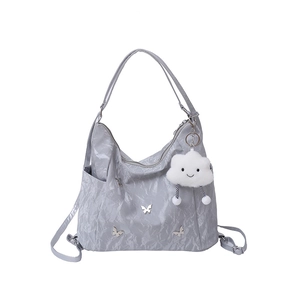 Sac à dos gris plissé grande capacité avec papillon argenté et breloque nuage
