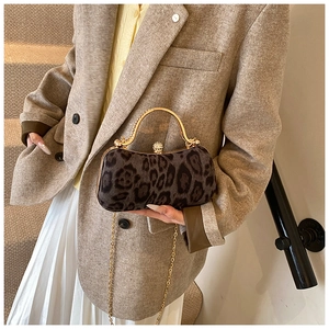 Detail der Leopard-Clutch mit Strassverschluss und goldener Metallkettenriemen