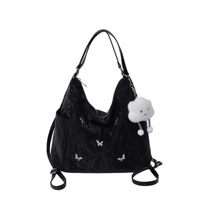 Grand sac à main plissé noir avec breloques papillons argentées et porte-clé nuage