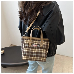 Modische Karo-Tasche mit Hundestickerei, verstellbarem Gurt und Ledergriffen