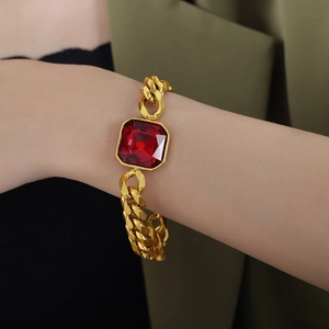 Bracciale a catena cubana vintage placcato oro con cristallo rosso quadrato di lusso