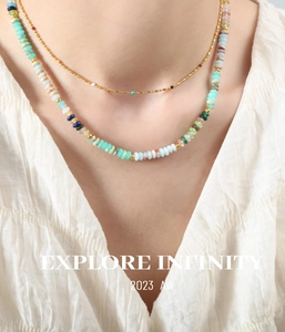 Gros plan d'un collier bohème double épaisseur avec des perles en pierre naturelle colorée