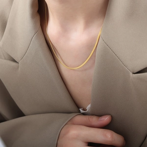 Collar de cadena de serpiente chapado en oro minimalista para mujer con textura metálica plana